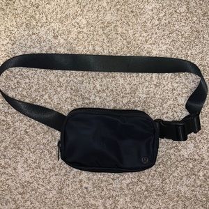 Lululemon Everywhere Belt bag